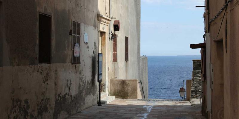 无线Mesh网络部署实战：智慧城市与大型场馆的后端开发挑战与设计灵感